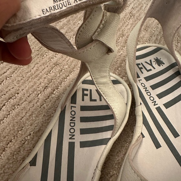 Fly London Size 38 (7.5) white leather sandals - Picture 10 of 10